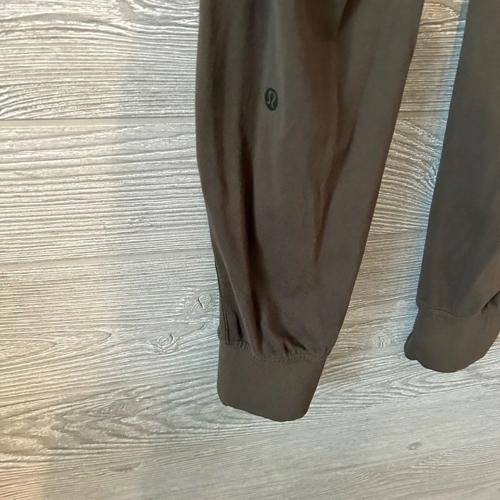 Lululemon olive green joggers size 2‎